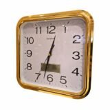 Reloj con borde dorado